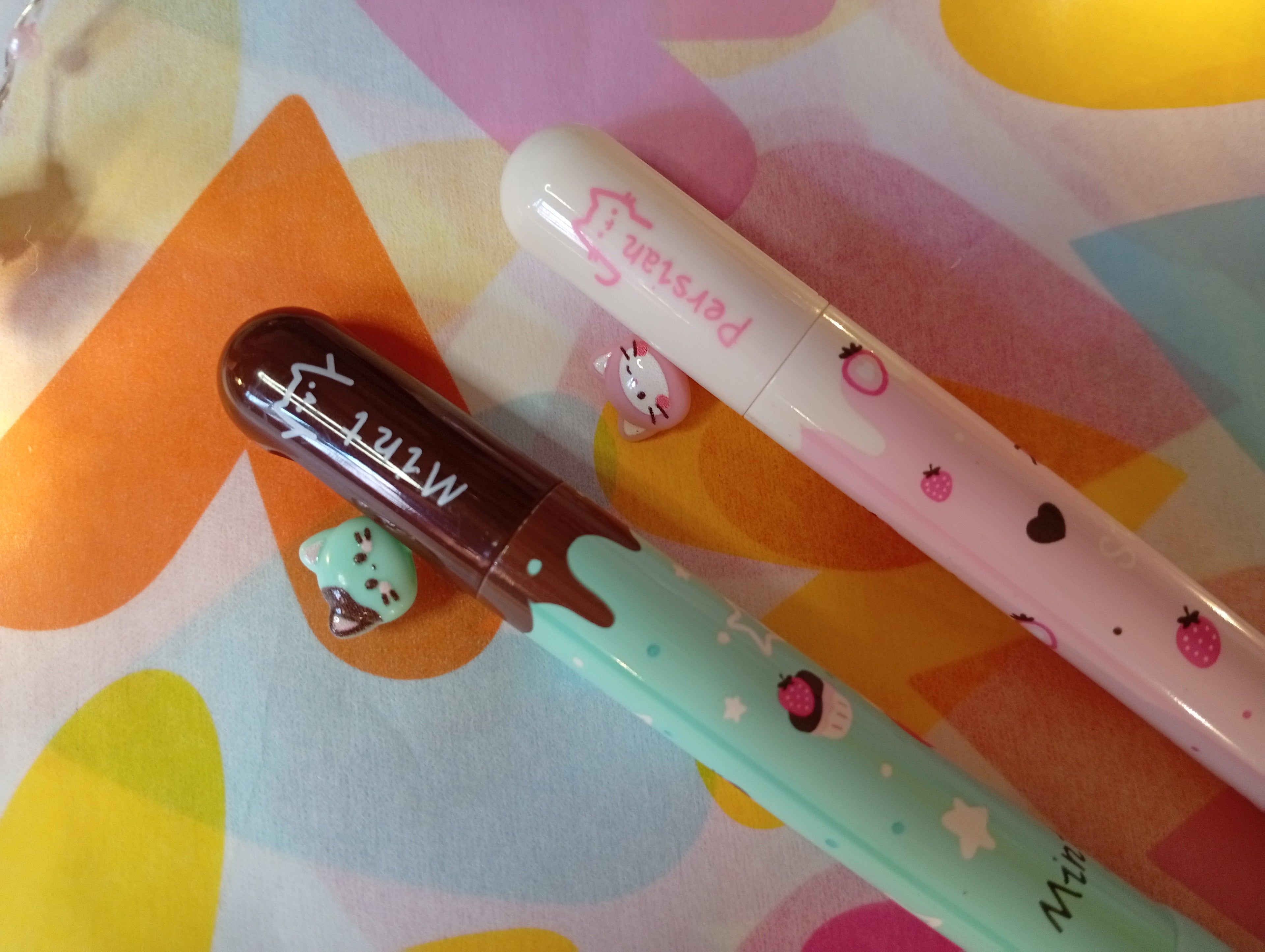 Stylo chat qui sort de sa cachette,  gel encre noire